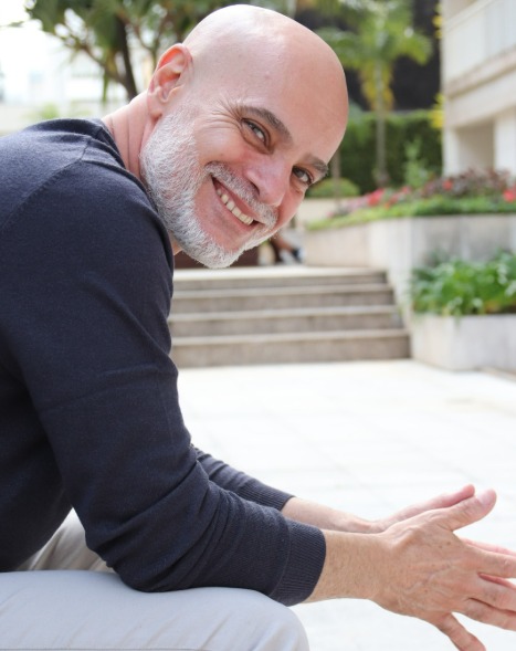 Jorge Pereira sorrindo em ambiente externo